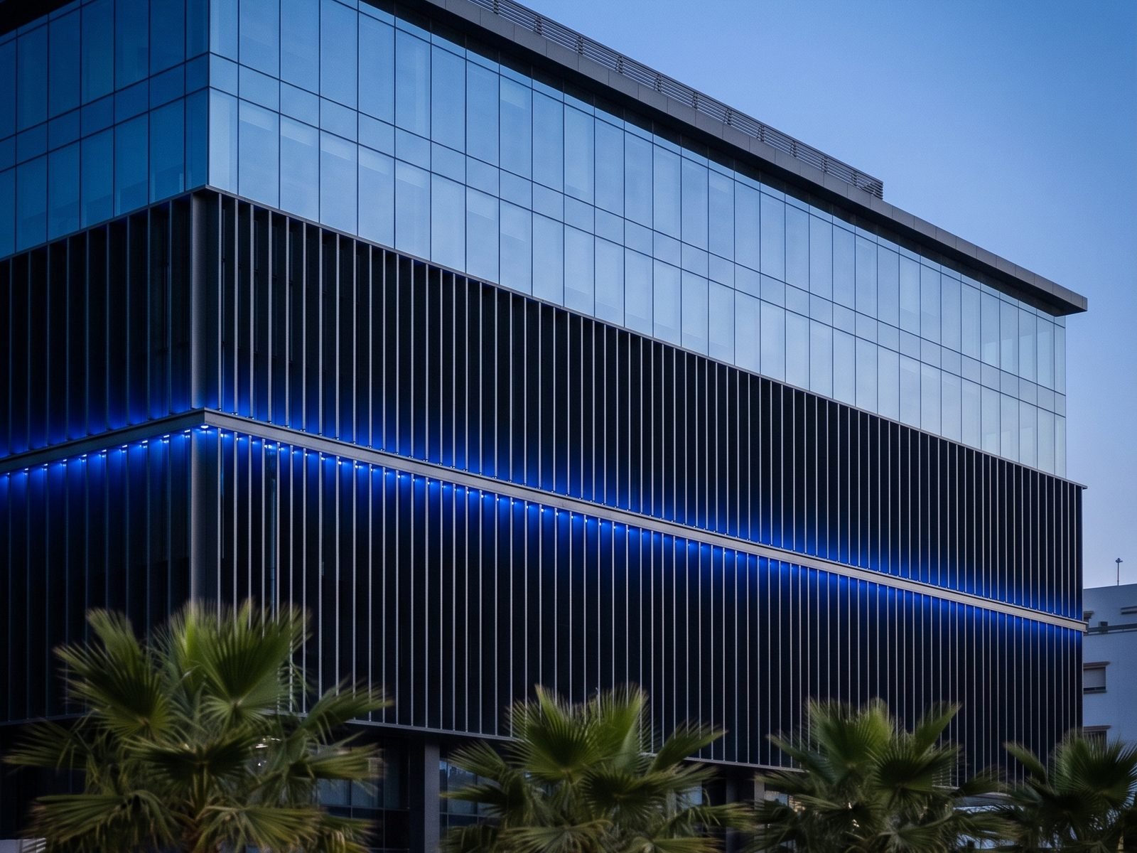 Habillage de façade en lames aluminium avec éclairage LED bleu